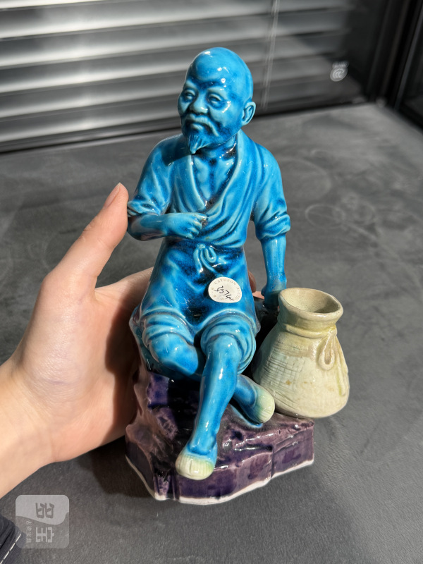 清晚期孔雀蓝釉加茄皮紫釉渔夫塑像 - 图2
